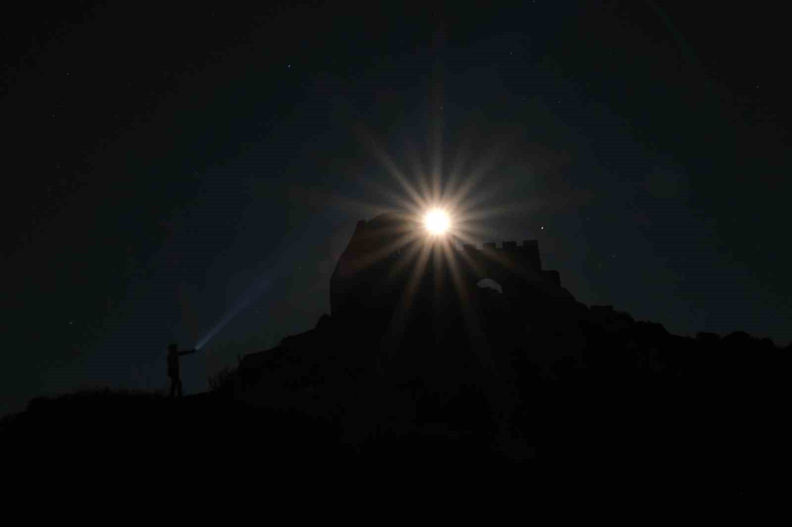 700 yıllık Kov Kalesi’nde perseid meteor yağmuru büyüledi