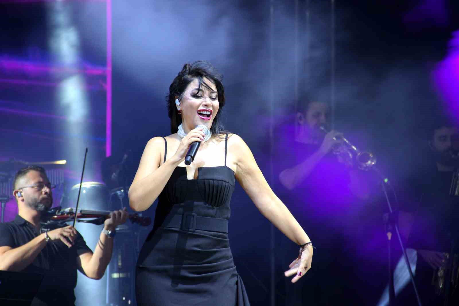 &Ccedil;orum&rsquo;da Haluk Levent ve Zara r&uuml;zgarı esti
