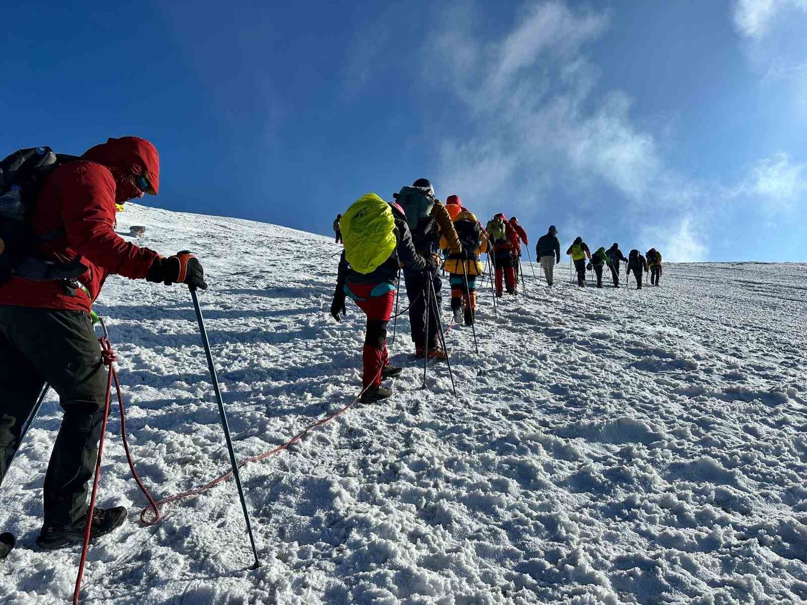 Vanlı dağcılar 7 günde Türkiye’nin en yüksek üç zirvesine çıktı
