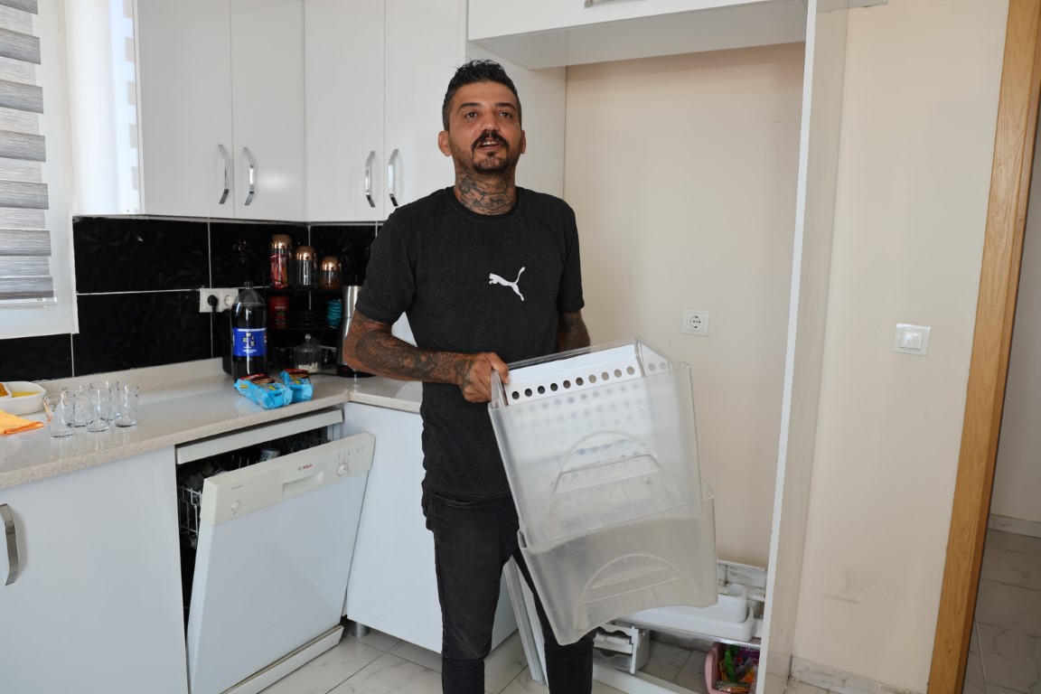 Buzdolabını servise gönderdi, başına gelmeyen kalmadı