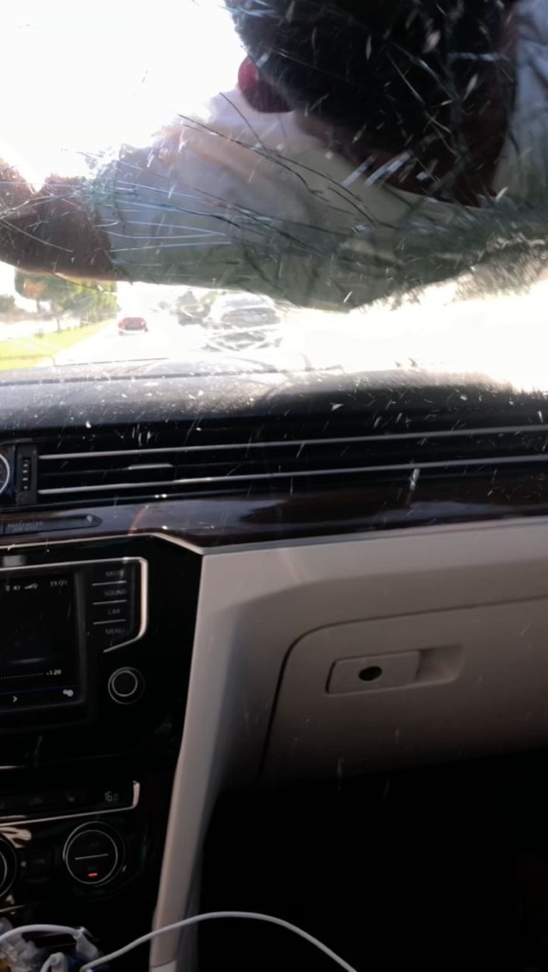 Yoldan görüntü alırken cama düşen motosiklet sürücüsüyle ne uğradıklarını anlayamadılar