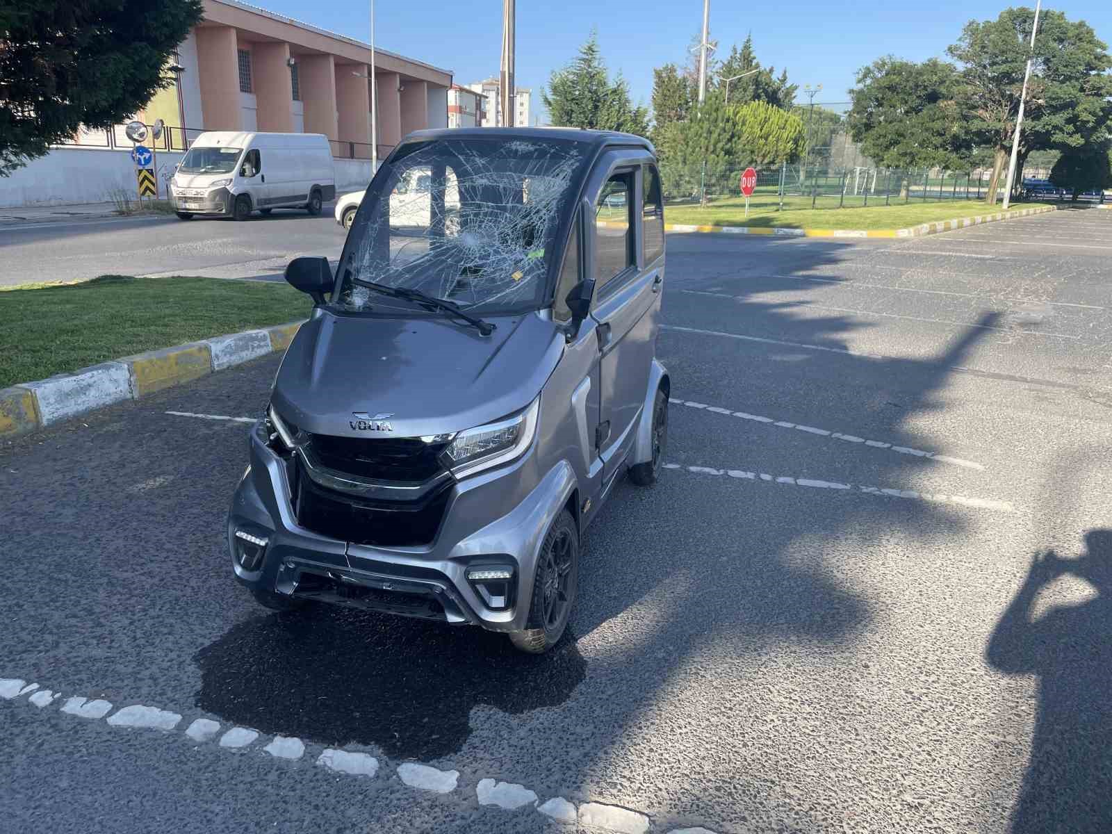 Kapaklı’da elektrikli otomobille scooter çarpıştı: 3 yaralı