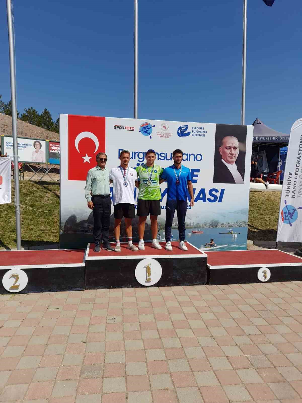 Bursa B&uuml;y&uuml;kşehir Belediyesporlu kanocular madalyaları topladı
