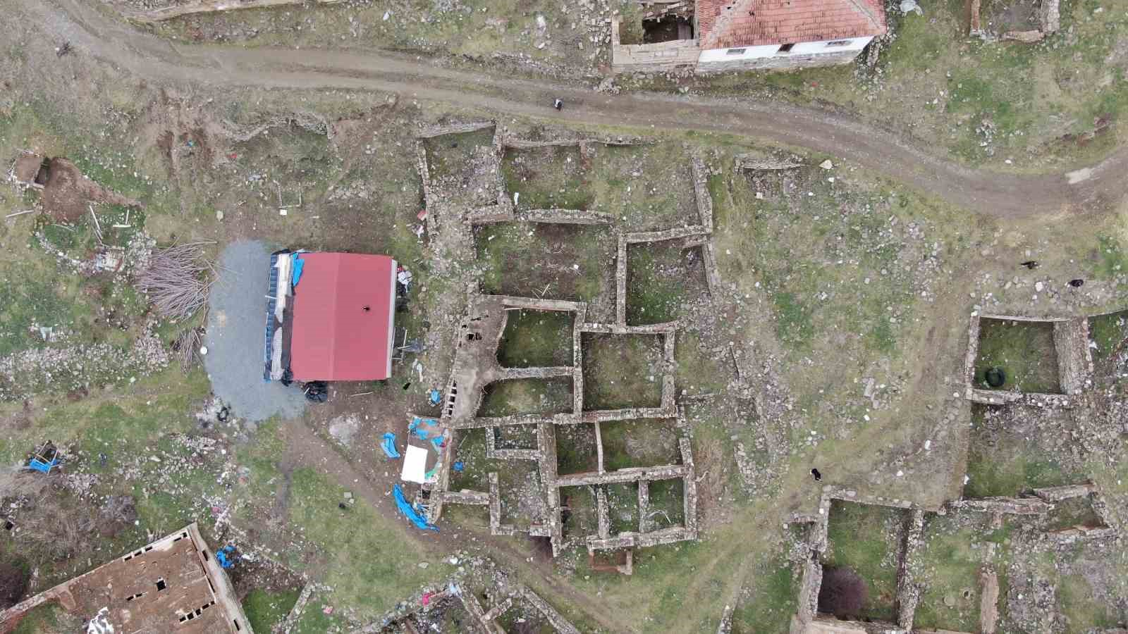 Cinlerin sardığı söylentisi sonrası terk edilen köyde sabahlamak istedi, besmeleler çekerek terk edilmiş evlere girdi