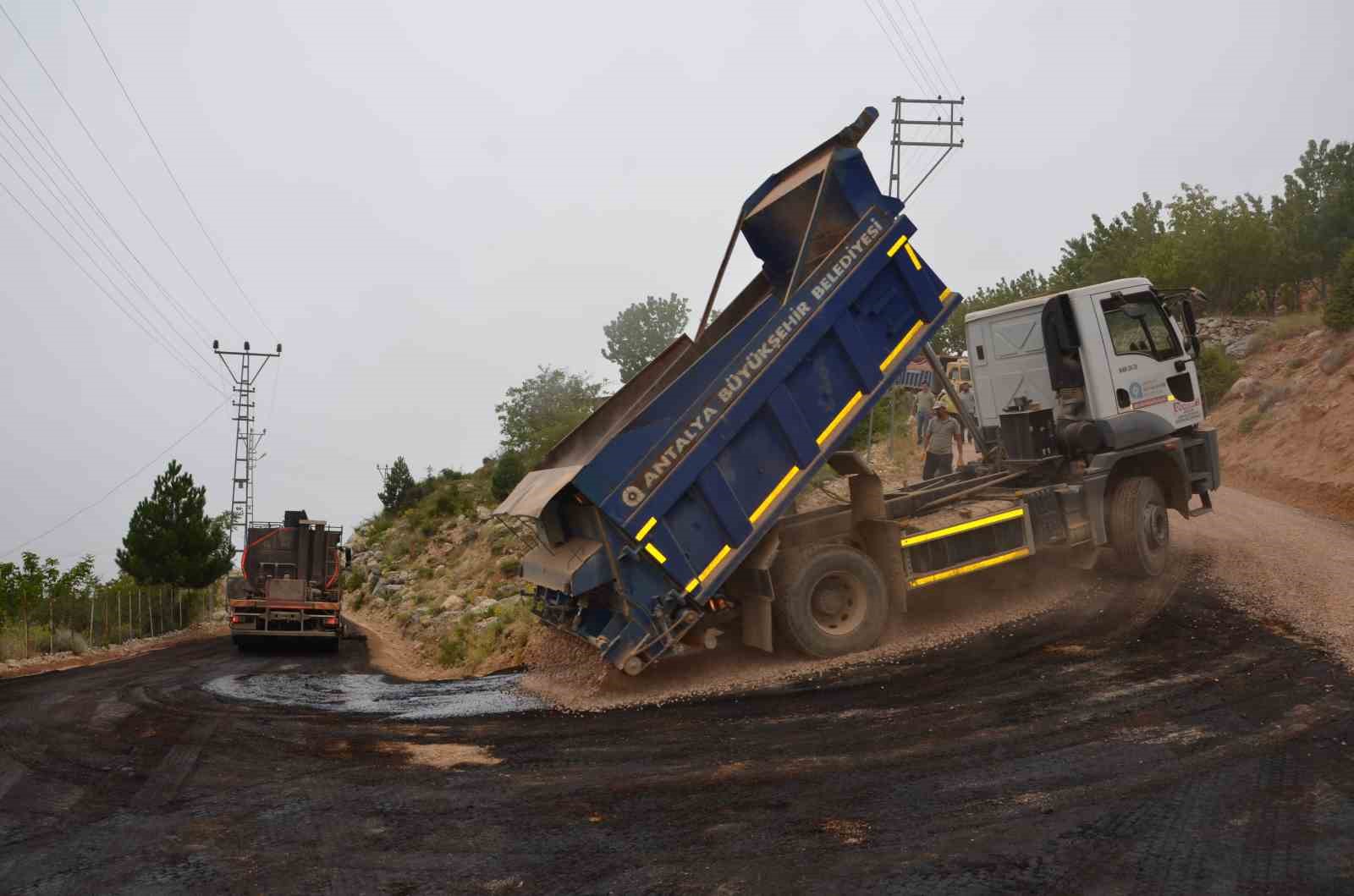 Akdağ eteklerindeki Çeltek Yaylası yolu asfalta kavuşuyor
