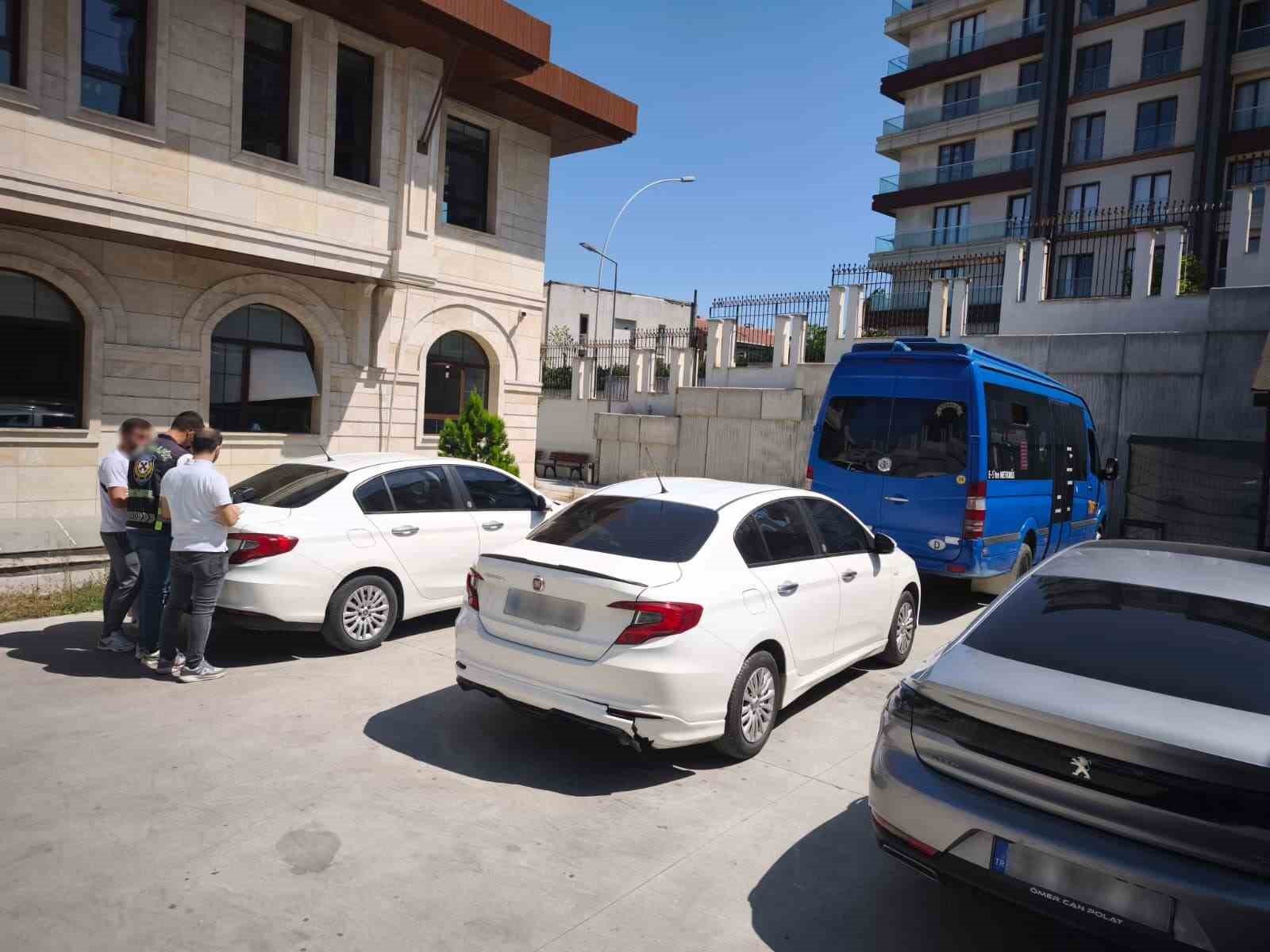 Beylikd&uuml;z&uuml;&rsquo;nde ters y&ouml;nde ilerleyen s&uuml;r&uuml;c&uuml;ler trafiği tehlikeye attı
