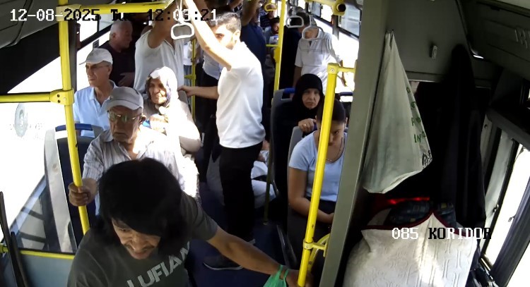 Güzergahını değiştirip baygınlık geçiren kadını hastaneye götürdü