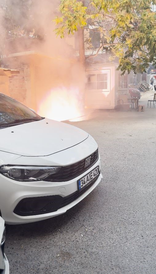 Avcılar’da BEDAŞ trafosu yandı mahalleli büyük panik yaşadı