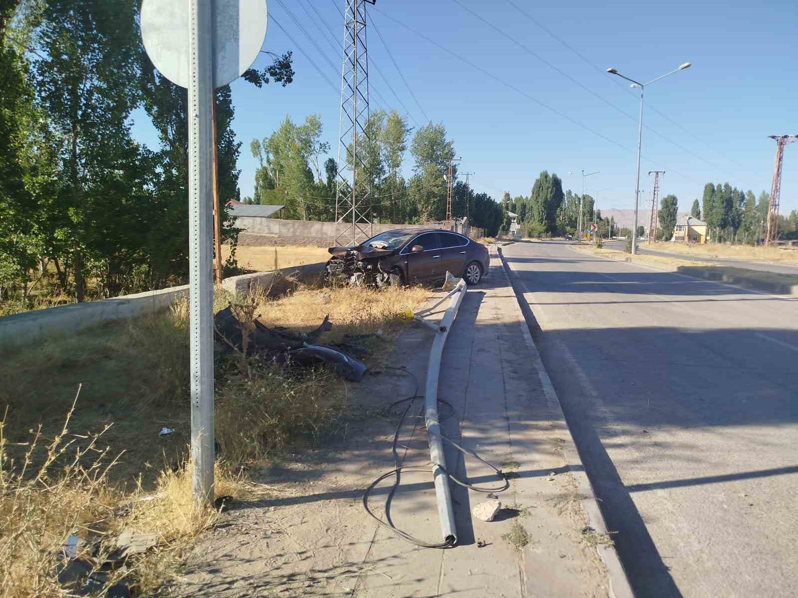 Malazgirt’te otomobil direğe çarptı: 1 yaralı