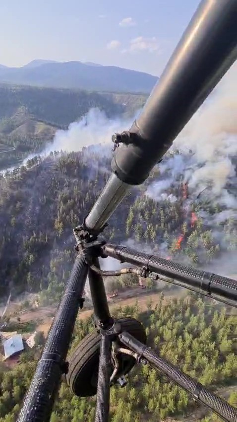 Denizli’de sarp bölgede devam eden yangına müdahale ediliyor