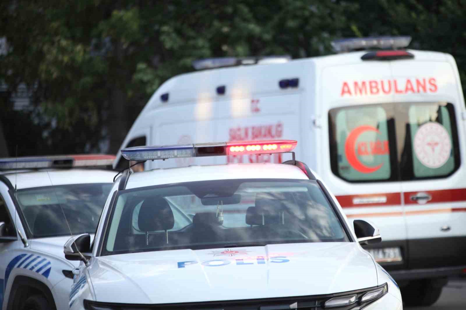 Bı&ccedil;ağı boğazına dayadı, polis ekipleri m&uuml;dahale etti
