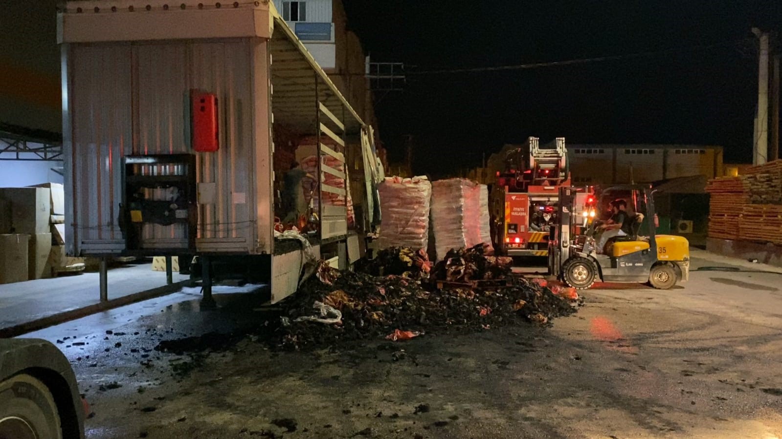 Mangal kömürü yüklü tır alev alev yandı