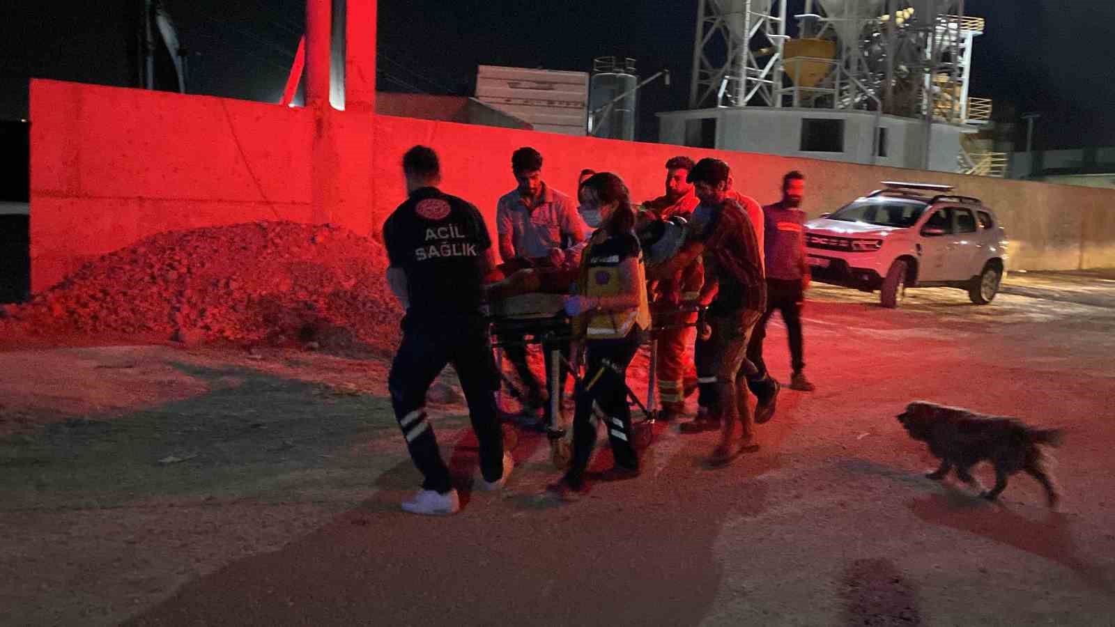 Geri d&ouml;n&uuml;ş&uuml;m fabrikasında yangın: Bir kişi dumandan etkilendi
