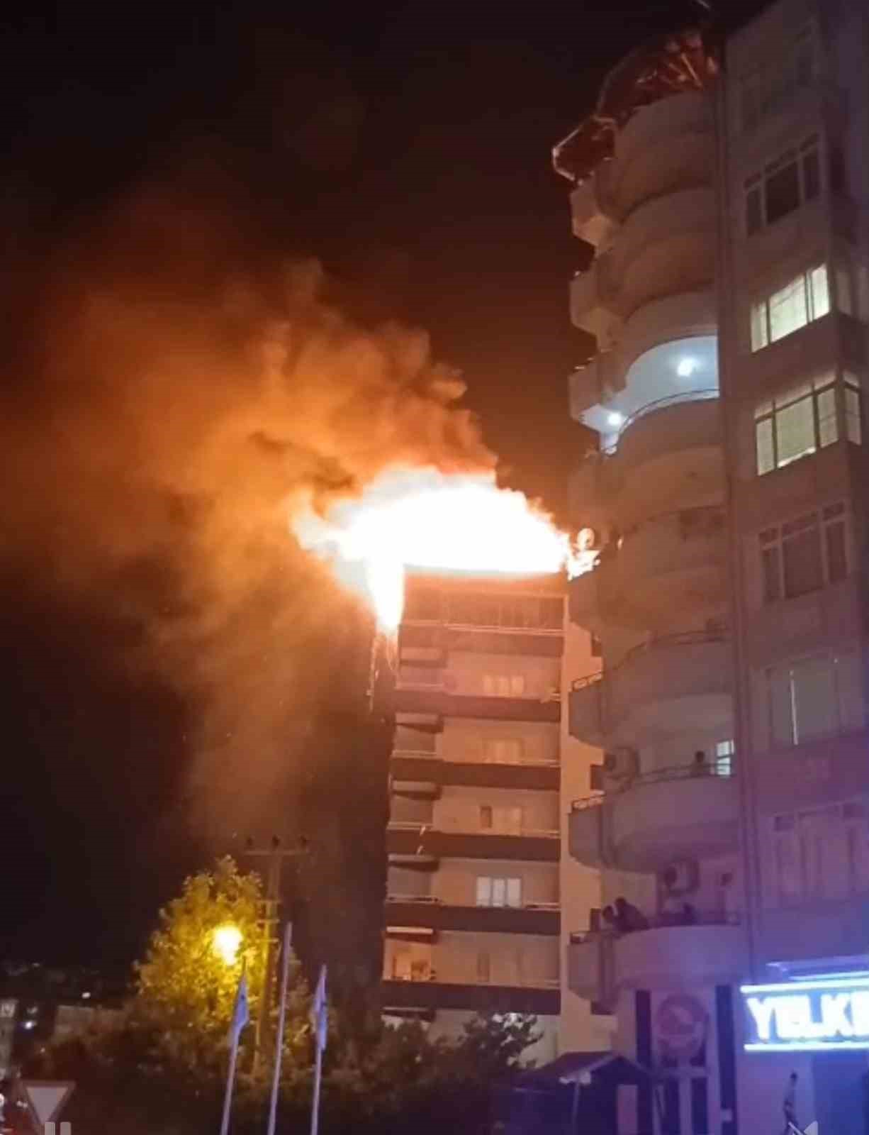 Gaziantep&rsquo;te 7 katlı binada yangın paniği
