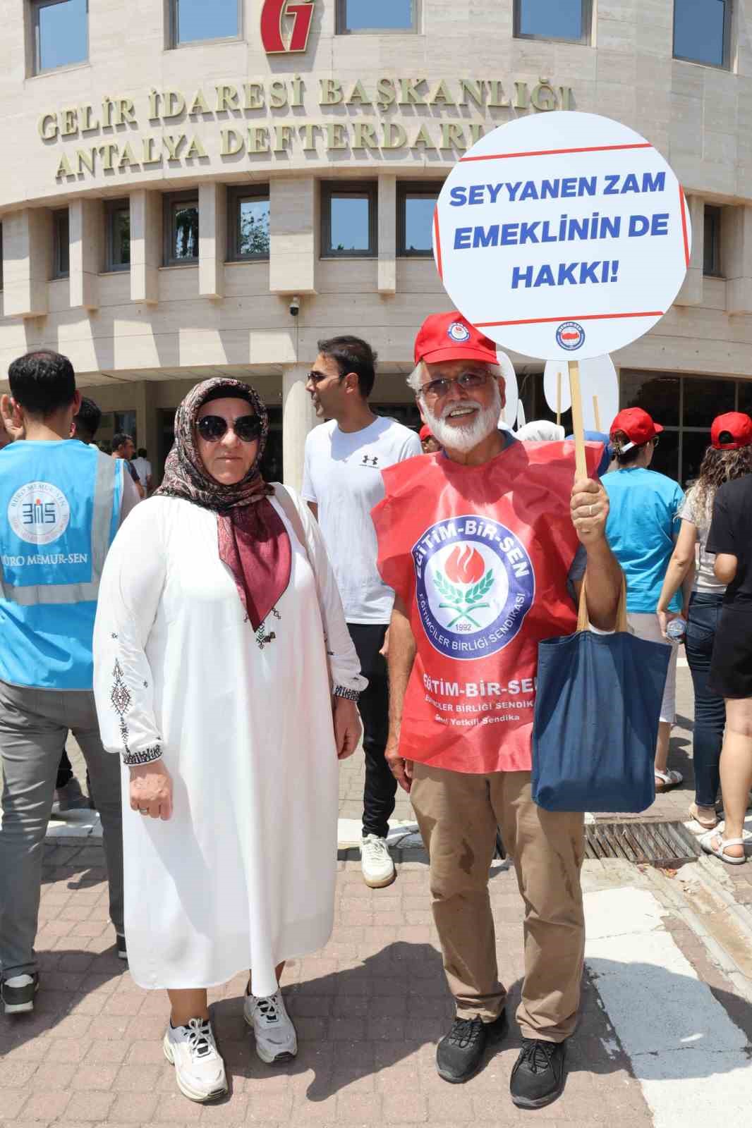 Memur-Sen&rsquo;den h&uuml;k&uuml;metin zam teklifine protesto
