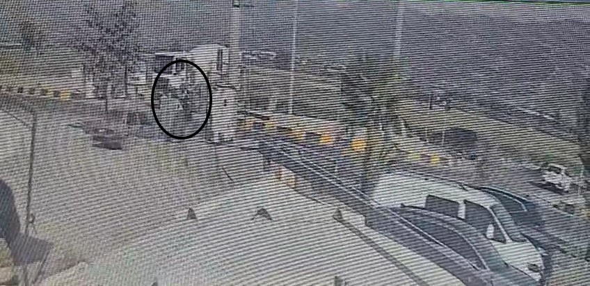 Motosikletin çarptığı yaya metrelerce havaya uçtu