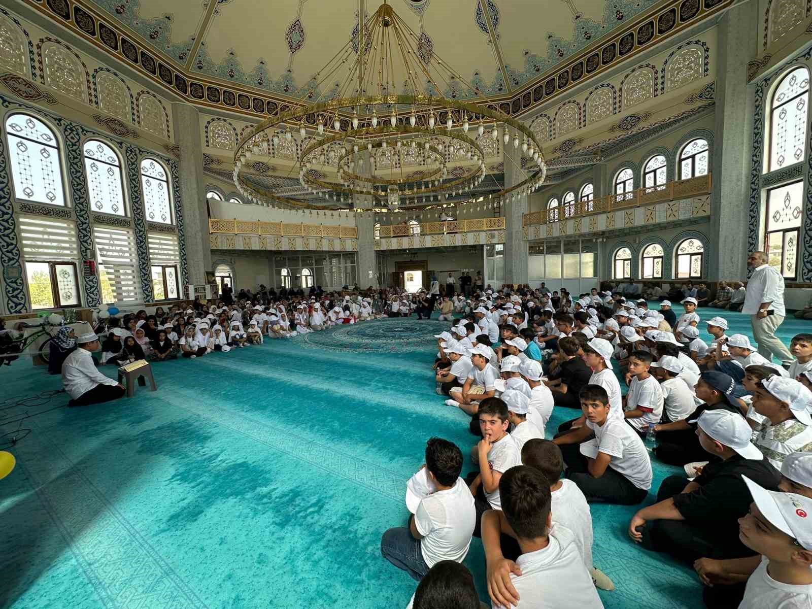 Tuşba&rsquo;da Yaz Kur&rsquo;an Kursları d&uuml;zenlenen programla sonra erdi
