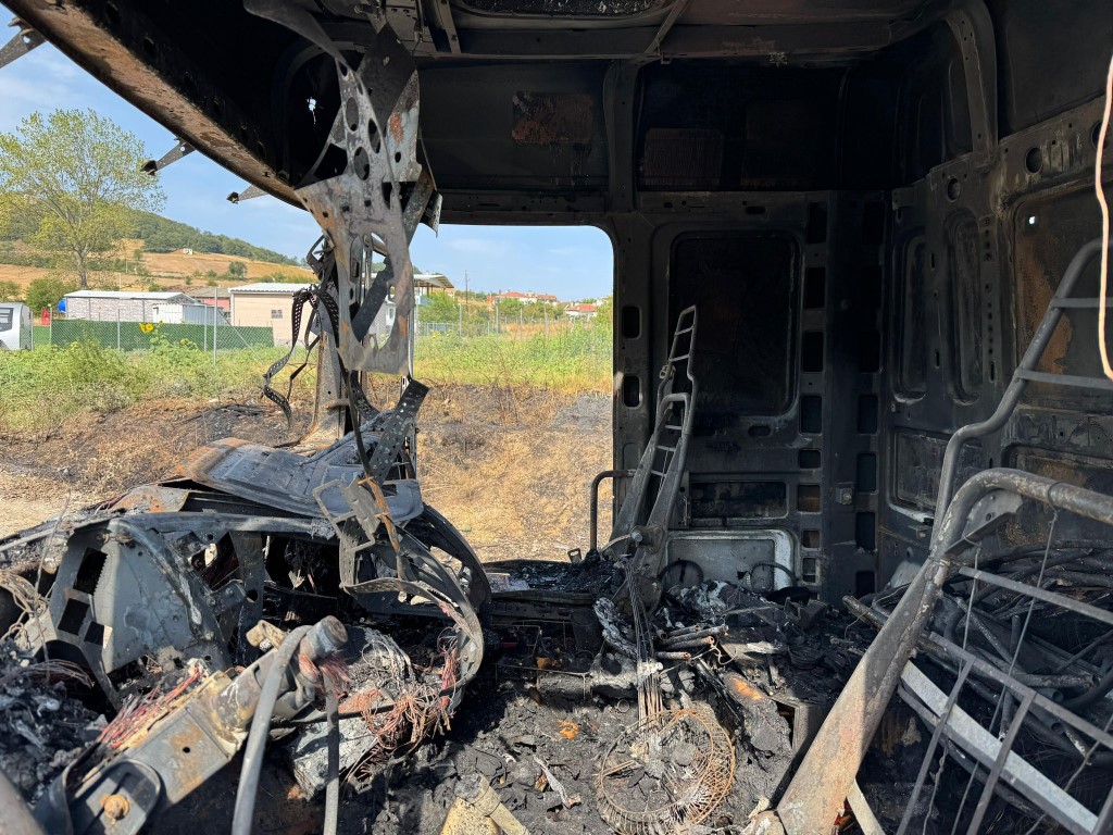 Çamaşır makinesi yüklü tır alev topuna döndü