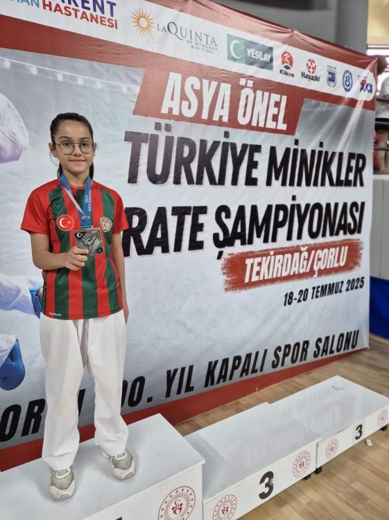 Bilecikli sporcu T&uuml;rkiye Minikler Karate Şampiyonası&rsquo;nda b&uuml;y&uuml;k başarı elde etti

