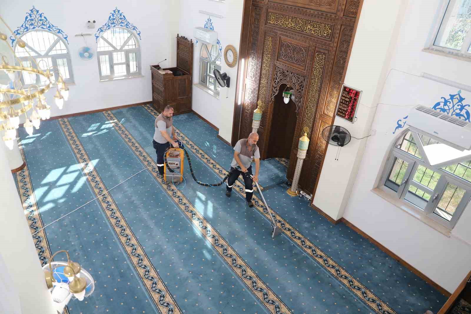 Mersin’de ibadethaneler temizleniyor, halılar yıkanıp dezenfekte ediliyor