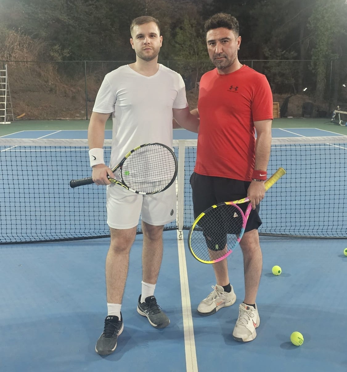 Tenis turnuvasında şampiyon olanlar halıyı kaptı

