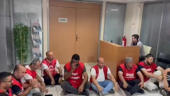 Maaşlarını alamayan işçiler, başkanın kapısına dayandı