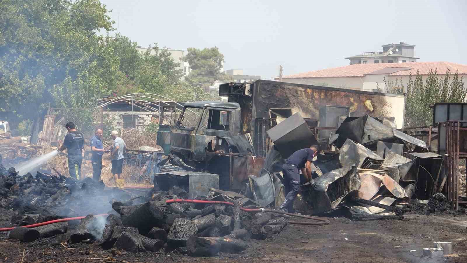 Sera sökümü sırasında spiral kıvılcımlarından çıkan yangın, odun, kamyonet ve atık malzemeleri küle çevirdi