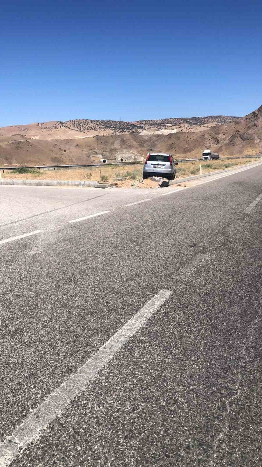 Kontrolden &ccedil;ıkan otomobil orta ref&uuml;je &ccedil;ıktı: 1 yaralı
