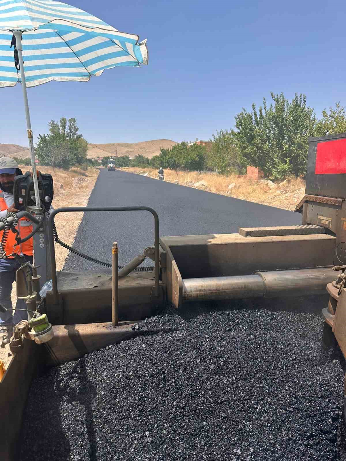 Ağzıkara köyünde sıcak asfalt çalışmaları sona yaklaştı
