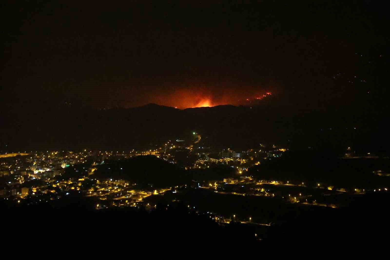 Suriye&rsquo;de &ccedil;ıkan yangına m&uuml;dahale i&ccedil;in T&uuml;rkiye&rsquo;den ara&ccedil; ve personel sevkiyatı s&uuml;r&uuml;yor
