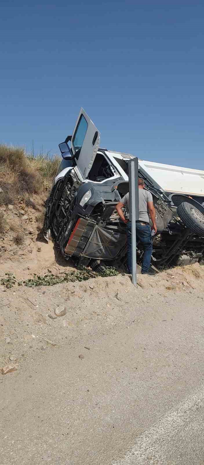 Ankara’da kontrolden çıkan kamyon devrildi: 1 yaralı