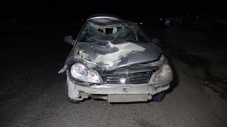 Yolun karşısına ge&ccedil;mek isteyen adama otomobil &ccedil;arptı... Feci kaza kamerada
