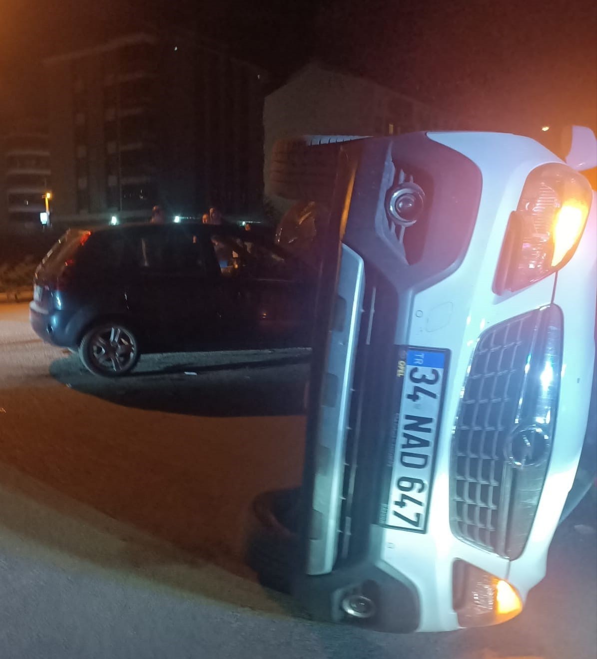 Zincirleme kazada yan yatan otomobilin altında kalmaktan son anda kurtuldu
