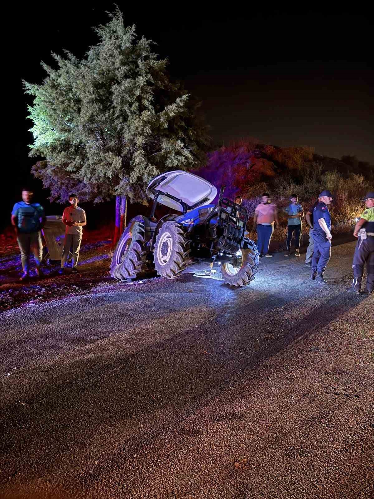 Tali yoldan &ccedil;ıkan trakt&ouml;rle &ccedil;arpışan ara&ccedil; hurdaya d&ouml;nd&uuml;: 6 yaralı
