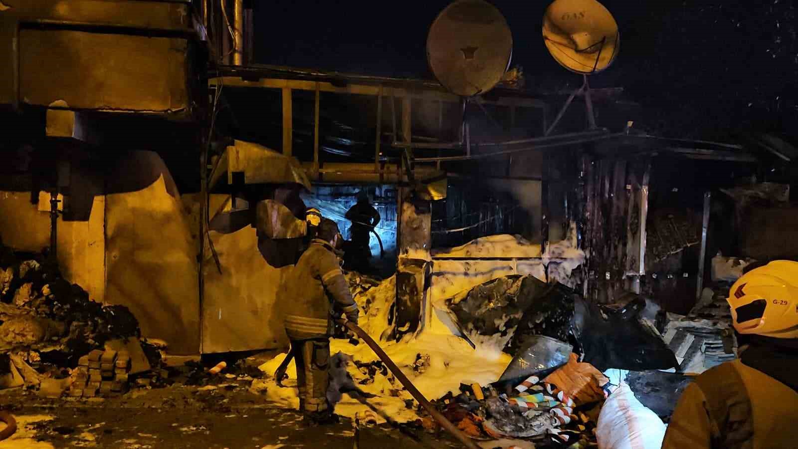 Avcılar&rsquo;da &ccedil;orap &uuml;retim at&ouml;lyesi alevlere teslim oldu
