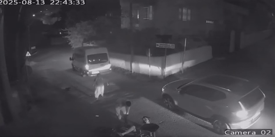 Motosikletin, minibüse ok gibi saplandığı kaza kamerada