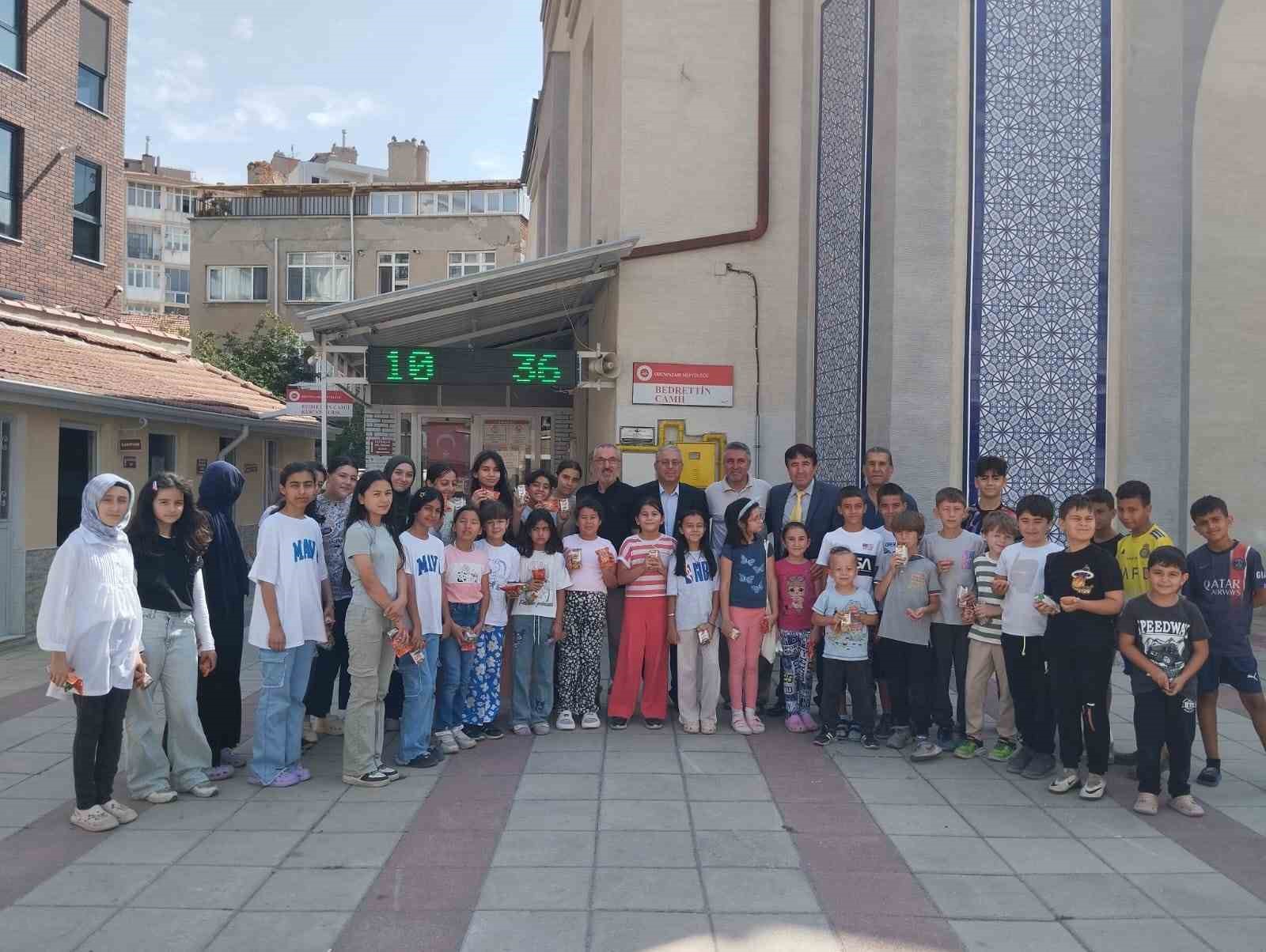 Kur&rsquo;an-ı Kerim &ouml;ğrenen &ccedil;ocuklara hediyeler armağan edildi
