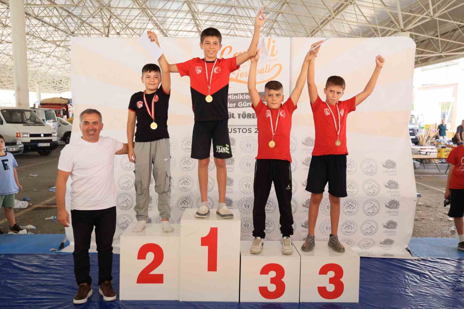 Çameli’nde 9. kez düzenlenen festivalde minikler minderde mücadele etti