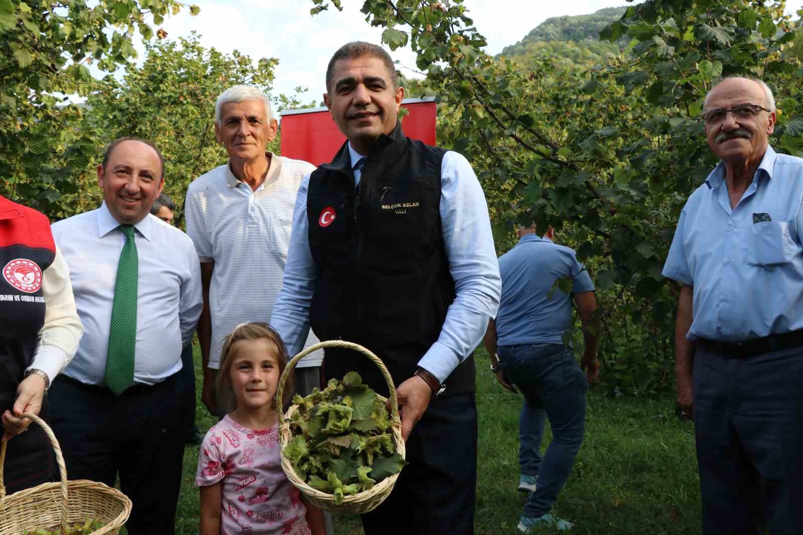 Vali Aslan, &ouml;nce horon oynadı ardından hasat sezonunu a&ccedil;tı
