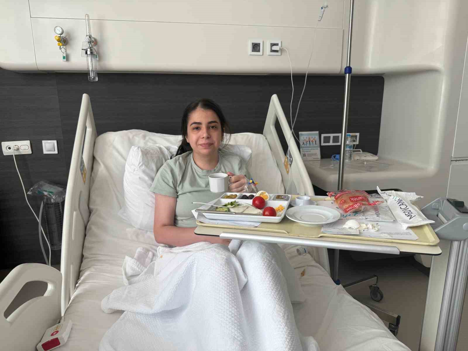 Boğazından su bile geçmiyordu, başarılı bir operasyonla yeniden yemek yiyebildi
