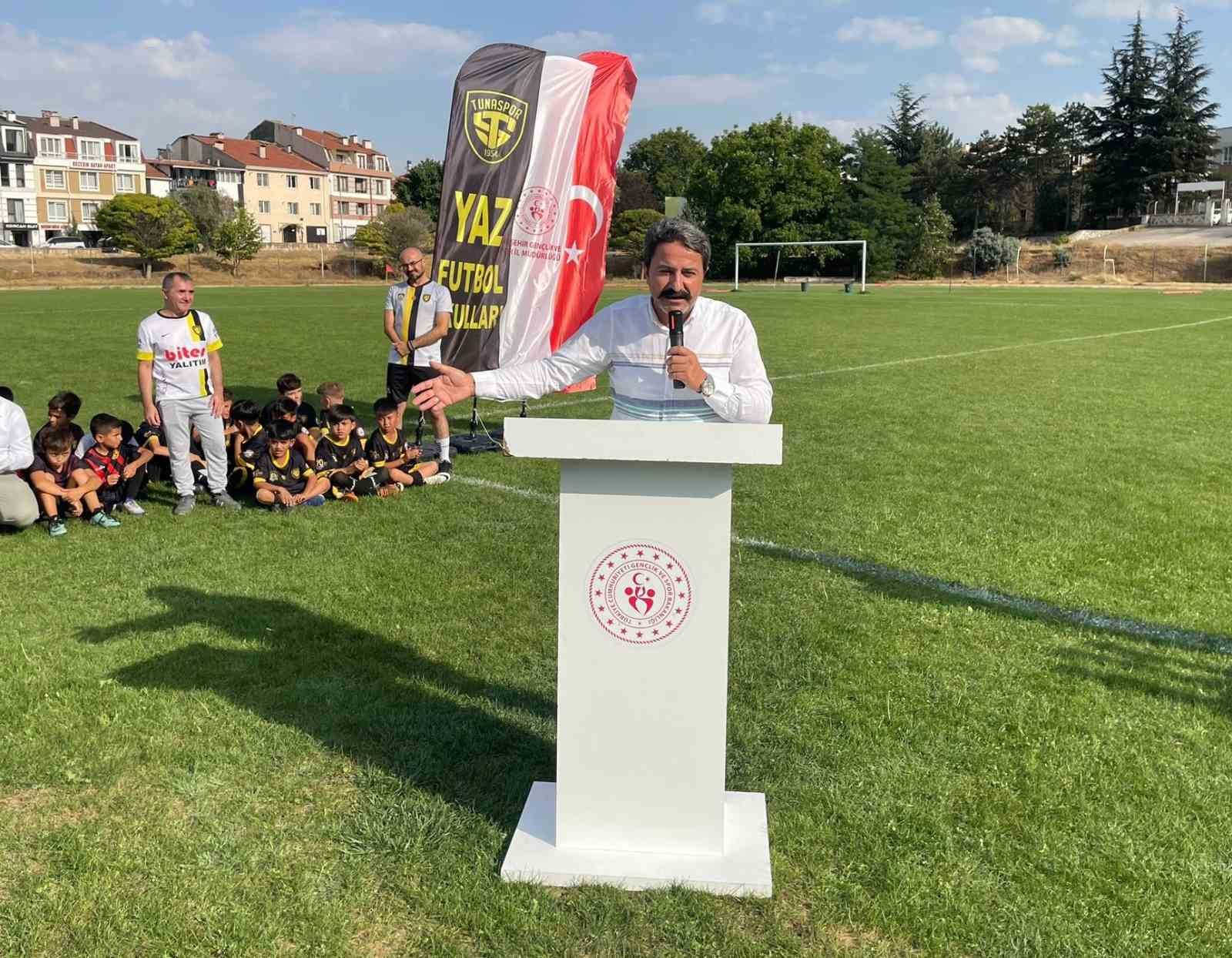 Yaz Kur&rsquo;an Kursları Arası Zafer kupası futbol turnuvası sona erdi
