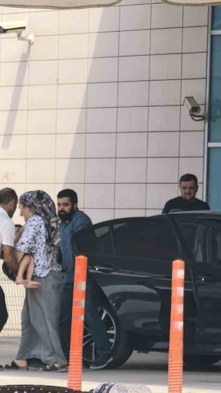 Koşarak caddeye çıkan 4 yaşındaki çocuğa otomobil böyle çarptı