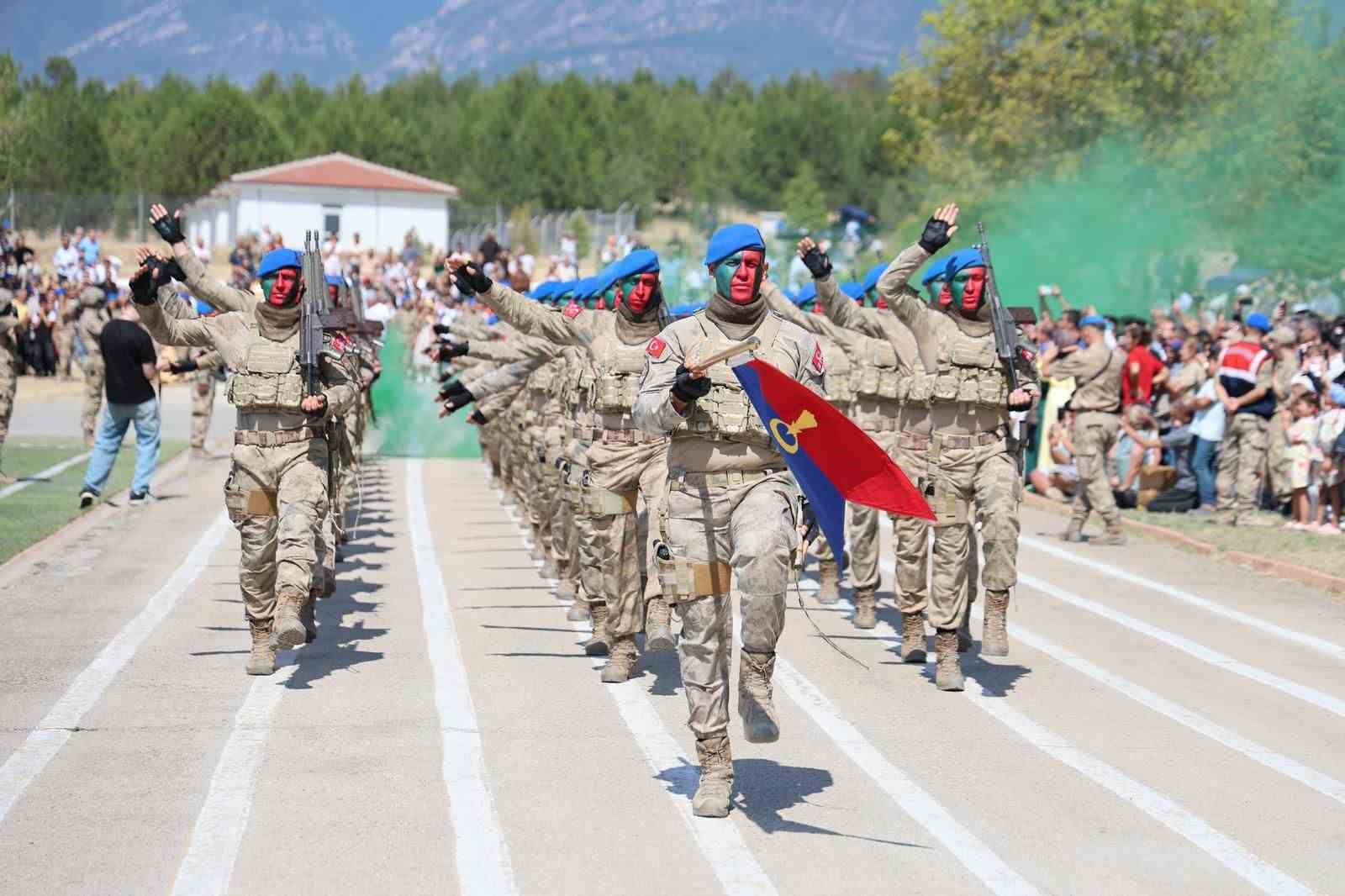 Bin 619 komando dualarla mezun oldu
