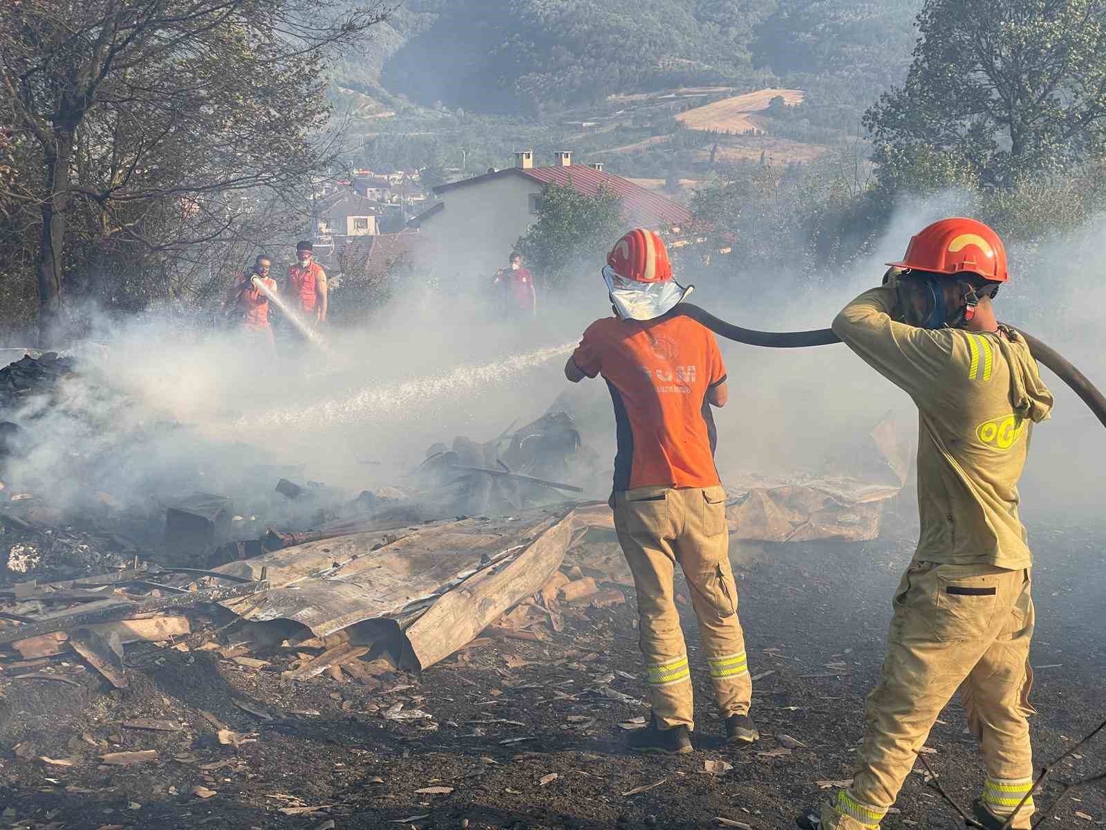 Kocaeli’deki orman yangınına 10 helikopter ve 6 uçakla müdahale sürüyor