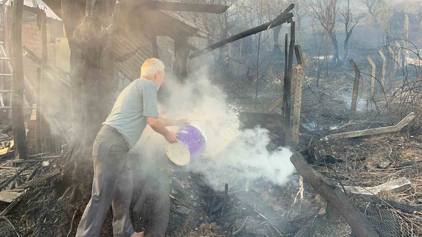 "Son anda &ccedil;ıktık" diyen Kemal amca alevlere karşı m&uuml;cadele etti
