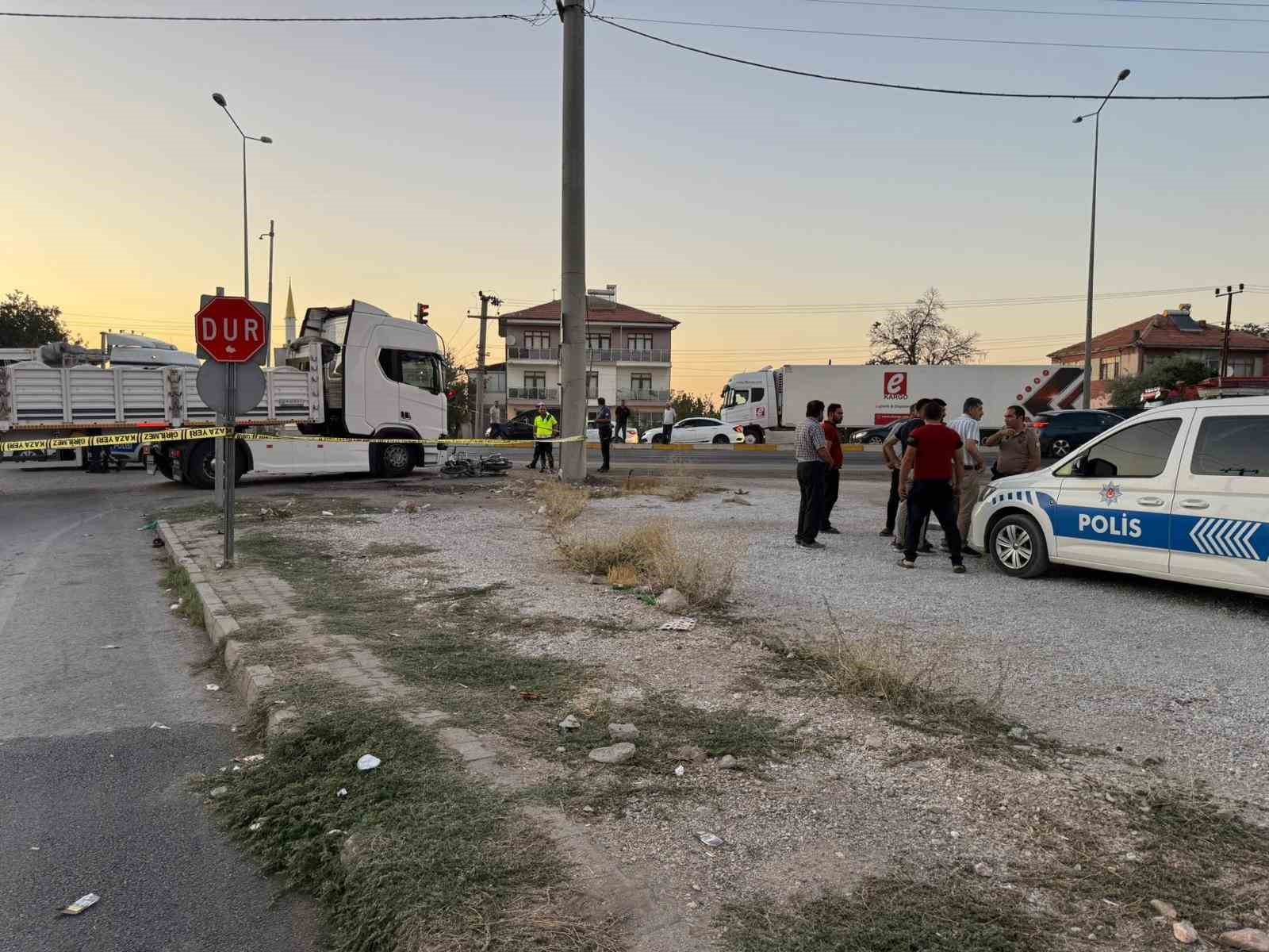 Tır ile motosiklet &ccedil;arpıştı: 1 &ouml;l&uuml;
