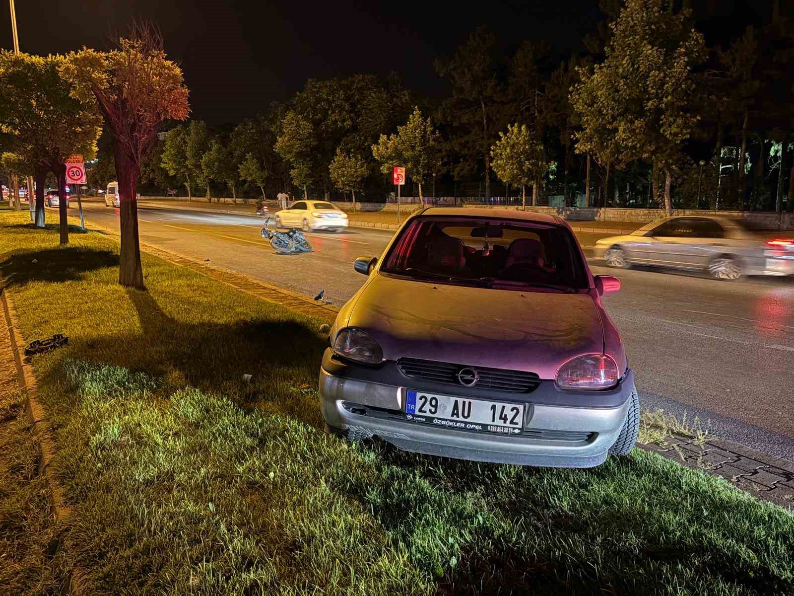 Motosikletle &ccedil;arpışan otomobil ref&uuml;je &ccedil;ıktı: 3 yaralı
