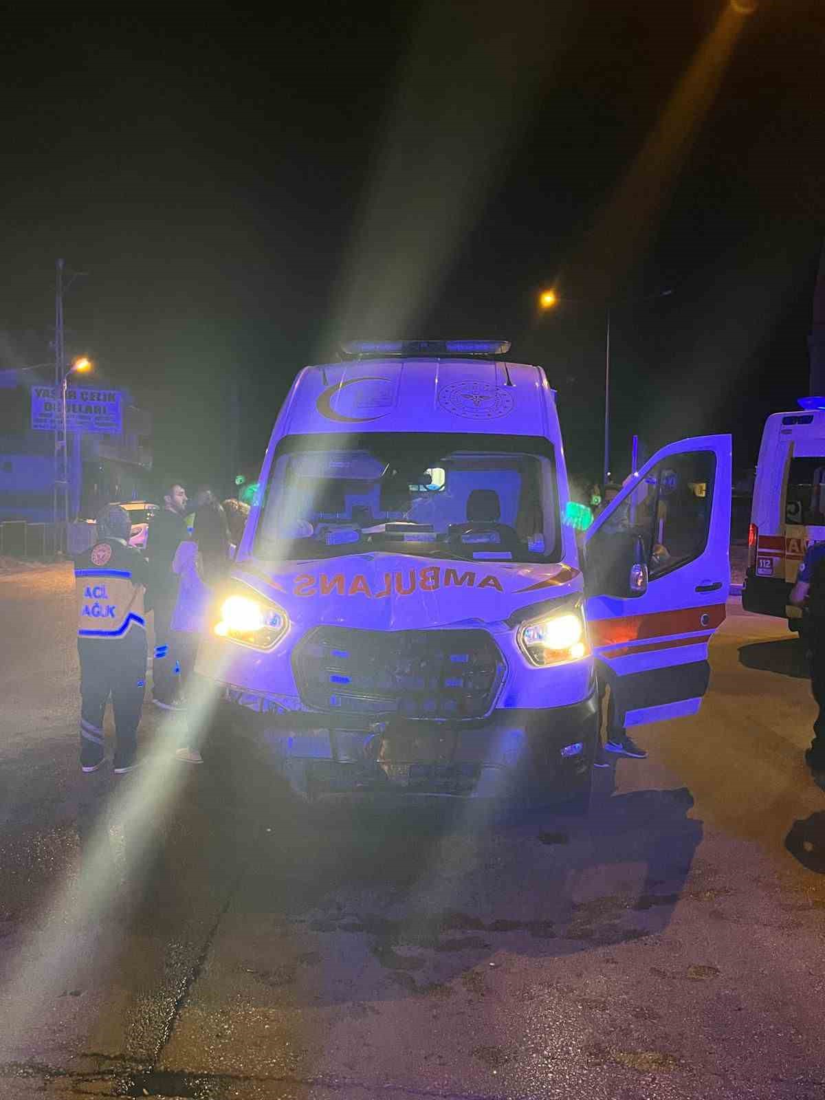 Amasya&rsquo;da hafif ticari ara&ccedil; ile ambulans &ccedil;arpıştı: 5 yaralı
