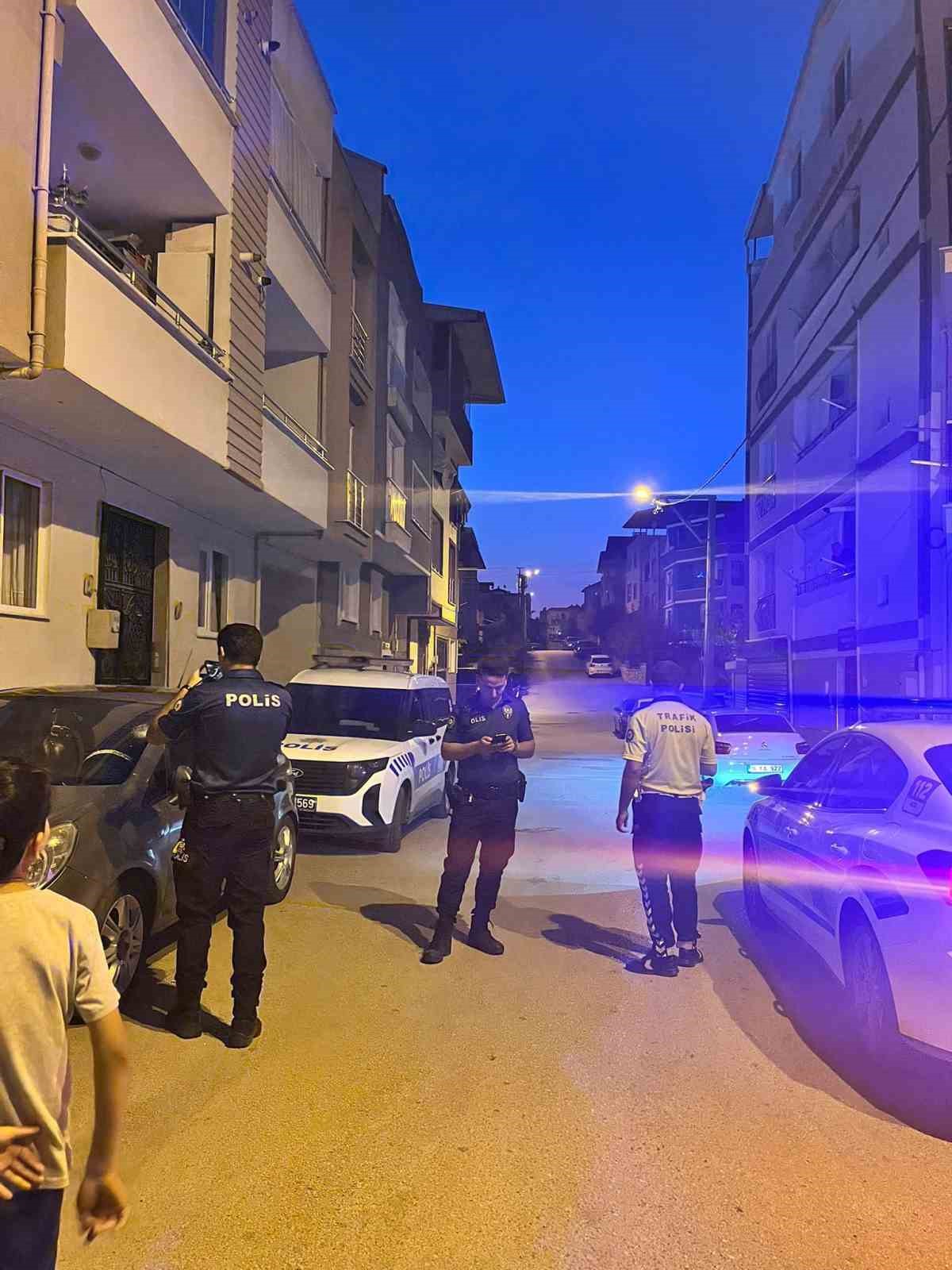 Bisikletiyle kontrolden &ccedil;ıkan &ccedil;ocuk otomobile &ccedil;arptı, kaza anı kamerada
