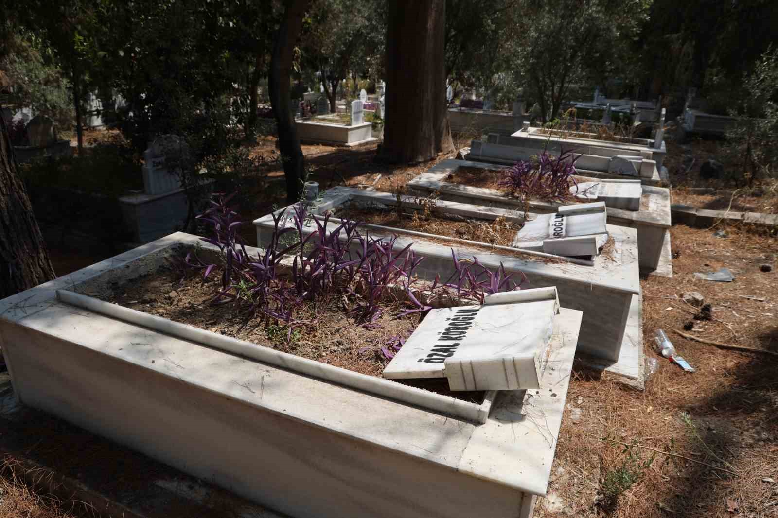 Adana’da mezar taşları tahrip edildi